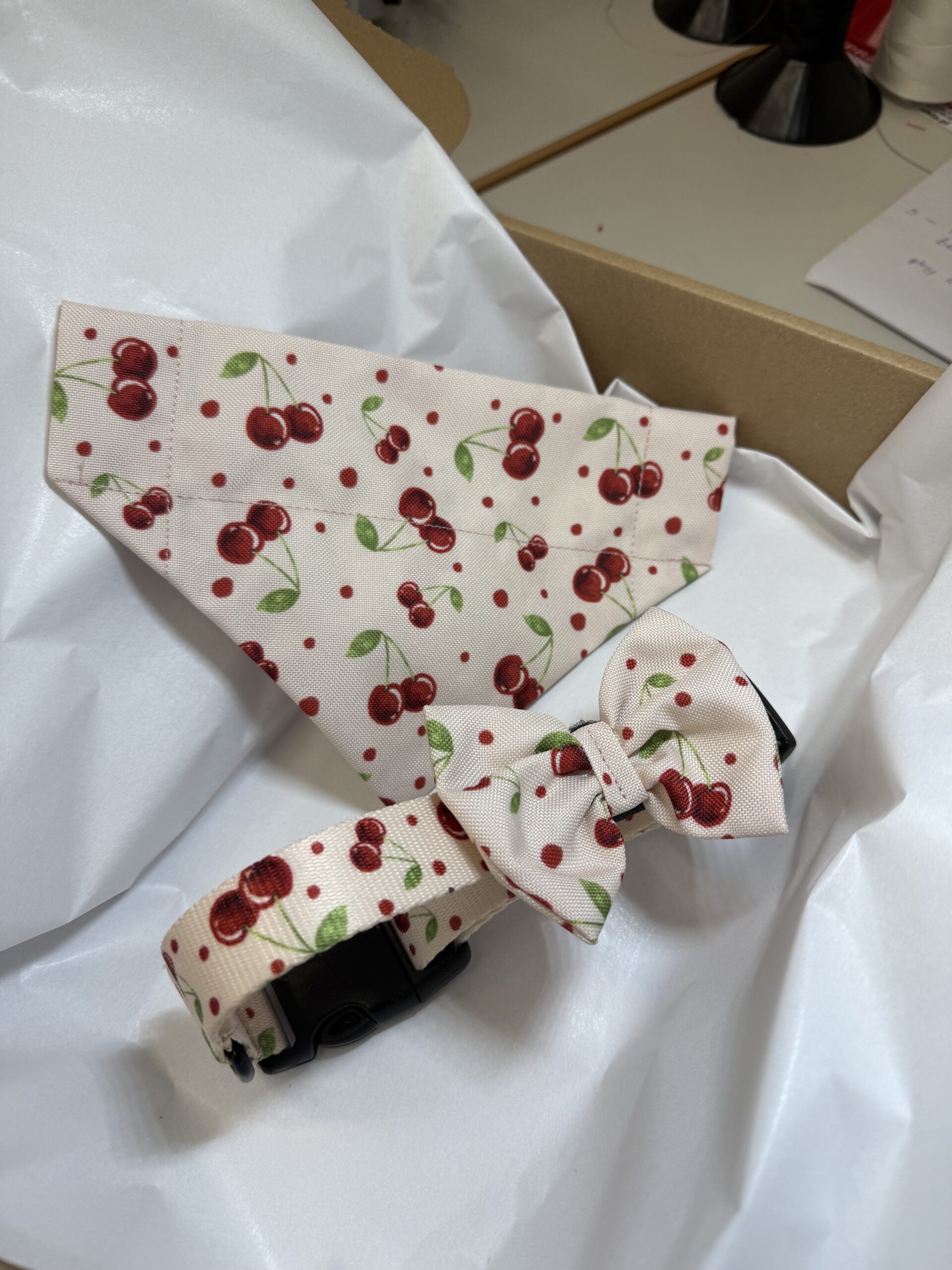 Obroża “Cherry Bloom” (M/2,5CM) + Apaszka + Kokarda