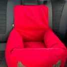 Elegancki fotelik samochodowy dla psa w kolorze pudrowego różu z dużymi skrzydłami Luxury Angel, produkcja Puppymour