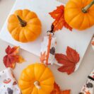 Detal wzoru jesiennych liści na etui