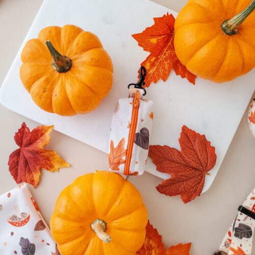 Detal wzoru jesiennych liści na etui