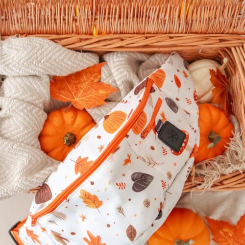 Detal wzoru jesiennych liści na nerce