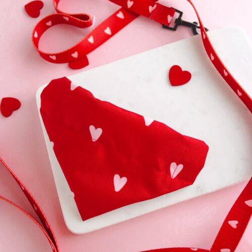 Apaszka Red Love dla psa – stylowy dodatek do obroży
