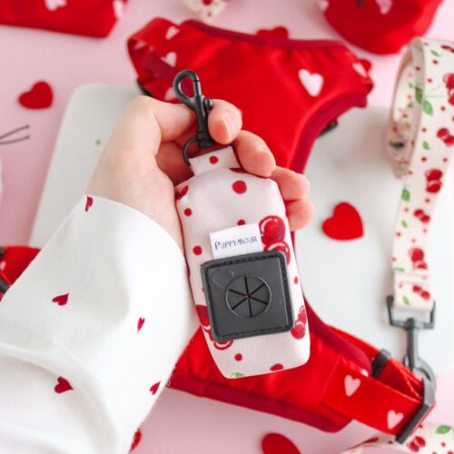 Etui Cherry Bloom z zaczepem do smyczy