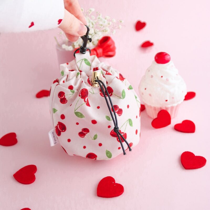 Woreczek na przysmaki Cherry Bloom – eleganckie akcesorium dla psów