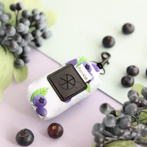 Etui na woreczki na psie kupy z kolekcji Blueberry Milk Shake od Puppymour – fioletowe z nadrukiem borówek