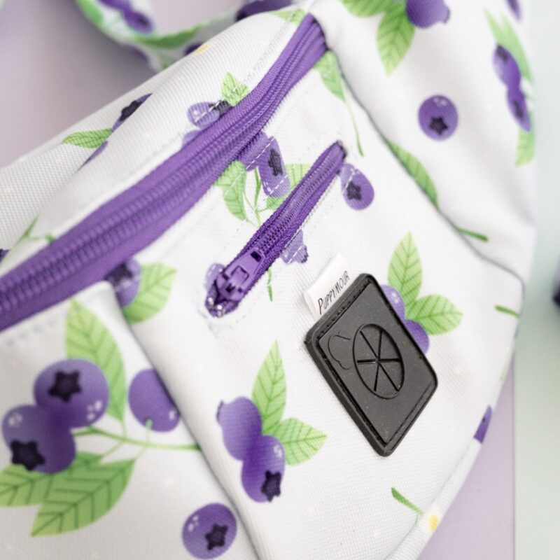 nerka-spacerowa-blueberry-milk-shake-detal Nerka z kolekcji Blueberry Milk Shake noszona na biodrze przez opiekuna psa