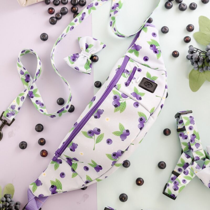 Nerka spacerowa z kolekcji Blueberry Milk Shake – fioletowa z wzorem borówek