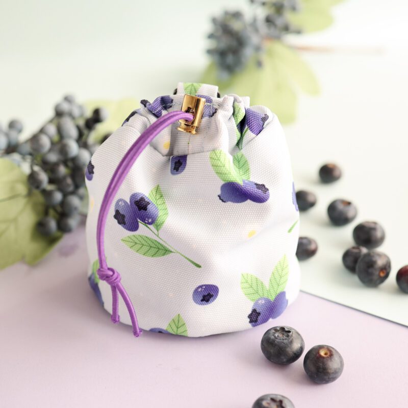 Woreczek spacerowy na smaczki z kolekcji Blueberry Milk Shake – widok z przodu