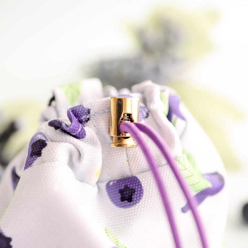 Stylowy woreczek na smaczki przypięty do smyczy lub nerki z kolekcji Blueberry Milk Shake