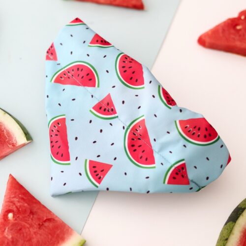 Apaszka Watermelon Blue z wzorem soczystych plastrów arbuza na pastelowym błękicie