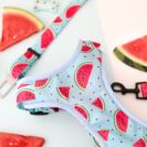 Zbliżenie na miękką wyściółkę i regulowane paski szelek bezuciskowych Watermelon Blue