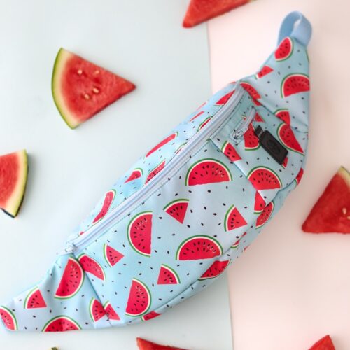 Zbliżenie na Nerka Watermelon Pink z regulowanym paskiem i dyspenserem