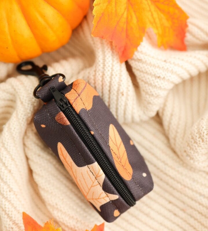 etui na woreczki dla psa Brown Autumn – liście i szyszki