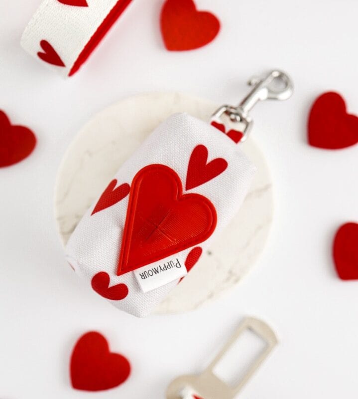 Białe etui na worki na odchody z czerwonym gumowym serduszkiem z kolekcji White Love