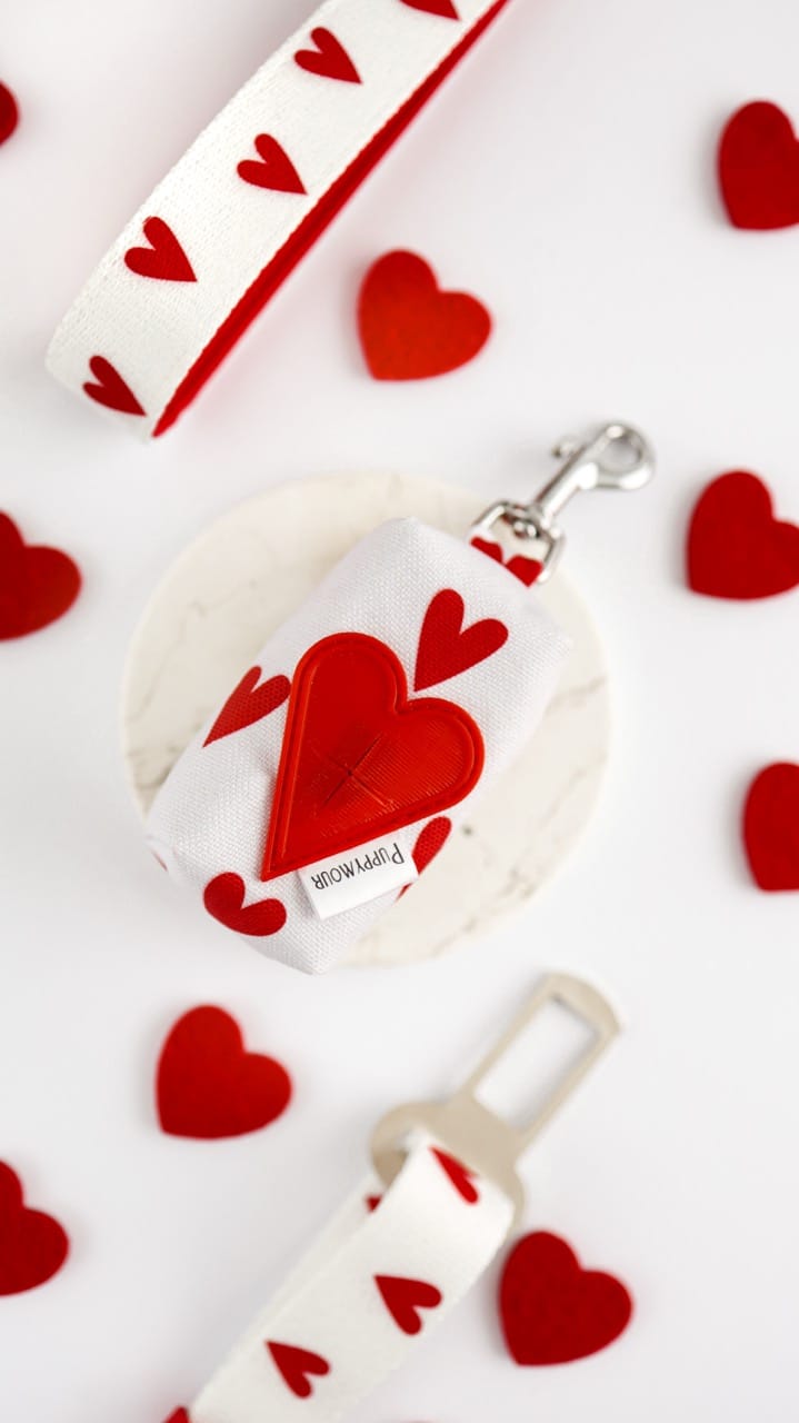 Białe etui na worki na odchody z czerwonym gumowym serduszkiem z kolekcji White Love