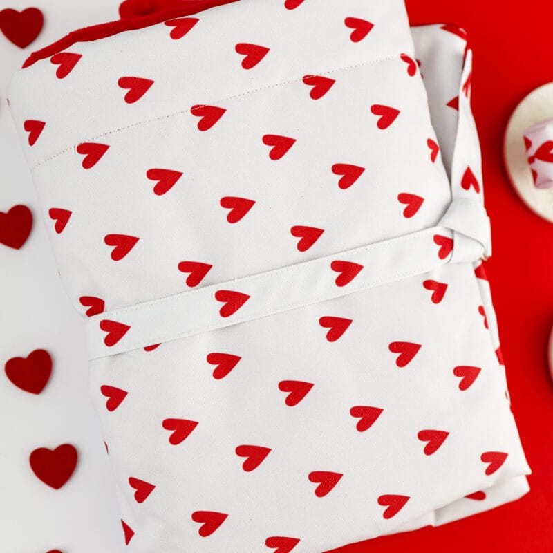 Składana mata samochodowa dla psa White Love z minky i wzorem w serduszka