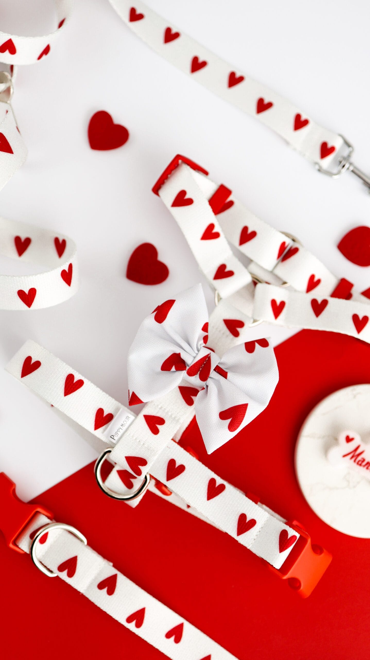 Białe szelki typu guard dla psa w czerwone serca z czerwonymi klamrami kolekcja White Love Puppymour